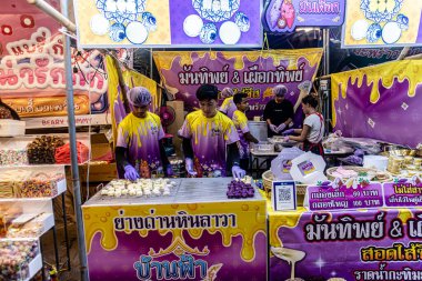 Bangpu 'daki Ruam Katanyu Vakfı' nda fener festivali. Burada yerel halk ve ziyaretçiler için Tayland sokak yemekleri satan bir sürü katılımcı dükkan var. Samutprakarn, Tayland. - 12 Şubat 2026.