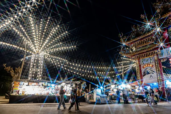 Bangpu 'daki Ruam Katanyu Vakfı' nda fener festivali. Burada yerel halk ve ziyaretçiler için Tayland sokak yemekleri satan bir sürü katılımcı dükkan var. Samutprakarn, Tayland. - 12 Şubat 2026.