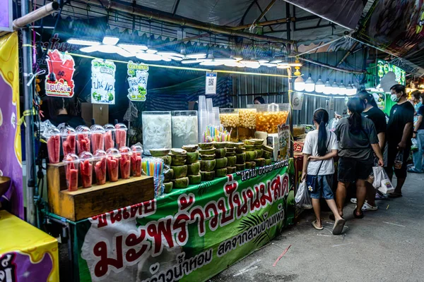 Bangpu 'daki Ruam Katanyu Vakfı' nda fener festivali. Burada yerel halk ve ziyaretçiler için Tayland sokak yemekleri satan bir sürü katılımcı dükkan var. Samutprakarn, Tayland. - 12 Şubat 2026.