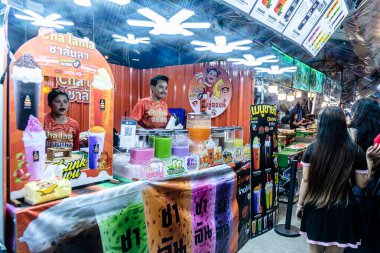 Bangpu 'daki Ruam Katanyu Vakfı' nda fener festivali. Burada yerel halk ve ziyaretçiler için Tayland sokak yemekleri satan bir sürü katılımcı dükkan var. Samutprakarn, Tayland. - 12 Şubat 2026.