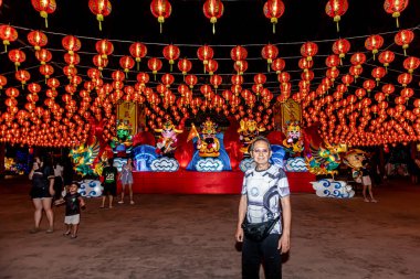 Bangpu 'daki Ruam Katanyu Vakfı' nda fener festivali. Namaza gelen ve etkinliklere katılan bir sürü yerli ve ziyaretçi var. Samutprakarn, Tayland. - 12 Şubat 2026.