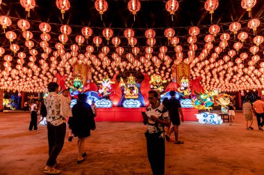 Bangpu 'daki Ruam Katanyu Vakfı' nda fener festivali. Namaza gelen ve etkinliklere katılan bir sürü yerli ve ziyaretçi var. Samutprakarn, Tayland. - 12 Şubat 2026.