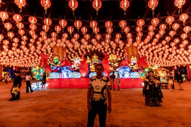 Bangpu 'daki Ruam Katanyu Vakfı' nda fener festivali. Namaza gelen ve etkinliklere katılan bir sürü yerli ve ziyaretçi var. Samutprakarn, Tayland. - 12 Şubat 2026.