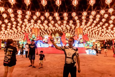 Bangpu 'daki Ruam Katanyu Vakfı' nda fener festivali. Namaza gelen ve etkinliklere katılan bir sürü yerli ve ziyaretçi var. Samutprakarn, Tayland. - 12 Şubat 2026.