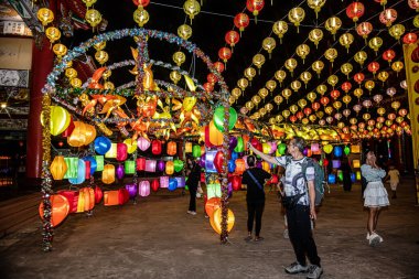 Bangpu 'daki Ruam Katanyu Vakfı' nda fener festivali. Namaza gelen ve etkinliklere katılan bir sürü yerli ve ziyaretçi var. Samutprakarn, Tayland. - 12 Şubat 2026.
