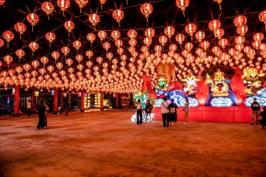 Bangpu 'daki Ruam Katanyu Vakfı' nda fener festivali. Namaza gelen ve etkinliklere katılan bir sürü yerli ve ziyaretçi var. Samutprakarn, Tayland. - 12 Şubat 2026.