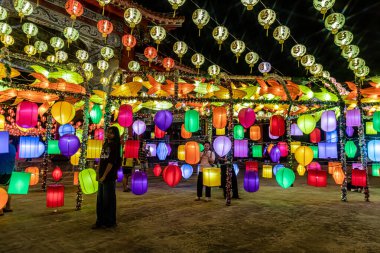 Bangpu 'daki Ruam Katanyu Vakfı' nda fener festivali. Namaza gelen ve etkinliklere katılan bir sürü yerli ve ziyaretçi var. Samutprakarn, Tayland. - 12 Şubat 2026.
