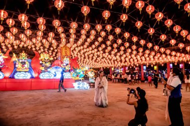 Bangpu 'daki Ruam Katanyu Vakfı' nda fener festivali. Namaza gelen ve etkinliklere katılan bir sürü yerli ve ziyaretçi var. Samutprakarn, Tayland. - 12 Şubat 2026.