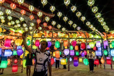 Bangpu 'daki Ruam Katanyu Vakfı' nda fener festivali. Namaza gelen ve etkinliklere katılan bir sürü yerli ve ziyaretçi var. Samutprakarn, Tayland. - 12 Şubat 2026.