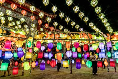 Bangpu 'daki Ruam Katanyu Vakfı' nda fener festivali. Namaza gelen ve etkinliklere katılan bir sürü yerli ve ziyaretçi var. Samutprakarn, Tayland. - 12 Şubat 2026.