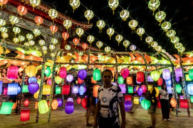 Bangpu 'daki Ruam Katanyu Vakfı' nda fener festivali. Namaza gelen ve etkinliklere katılan bir sürü yerli ve ziyaretçi var. Samutprakarn, Tayland. - 12 Şubat 2026.