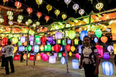 Bangpu 'daki Ruam Katanyu Vakfı' nda fener festivali. Namaza gelen ve etkinliklere katılan bir sürü yerli ve ziyaretçi var. Samutprakarn, Tayland. - 12 Şubat 2026.