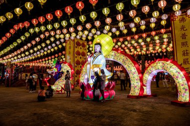 Bangpu 'daki Ruam Katanyu Vakfı' nda fener festivali. Namaza gelen ve etkinliklere katılan bir sürü yerli ve ziyaretçi var. Samutprakarn, Tayland. - 12 Şubat 2026.