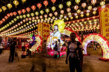 Bangpu 'daki Ruam Katanyu Vakfı' nda fener festivali. Namaza gelen ve etkinliklere katılan bir sürü yerli ve ziyaretçi var. Samutprakarn, Tayland. - 12 Şubat 2026.
