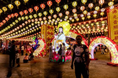 Bangpu 'daki Ruam Katanyu Vakfı' nda fener festivali. Namaza gelen ve etkinliklere katılan bir sürü yerli ve ziyaretçi var. Samutprakarn, Tayland. - 12 Şubat 2026.