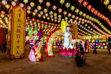 Bangpu 'daki Ruam Katanyu Vakfı' nda fener festivali. Namaza gelen ve etkinliklere katılan bir sürü yerli ve ziyaretçi var. Samutprakarn, Tayland. - 12 Şubat 2026.
