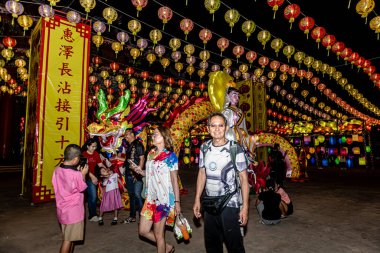 Bangpu 'daki Ruam Katanyu Vakfı' nda fener festivali. Namaza gelen ve etkinliklere katılan bir sürü yerli ve ziyaretçi var. Samutprakarn, Tayland. - 12 Şubat 2026.