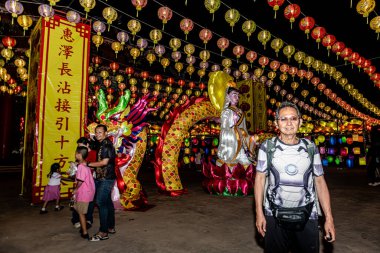 Bangpu 'daki Ruam Katanyu Vakfı' nda fener festivali. Namaza gelen ve etkinliklere katılan bir sürü yerli ve ziyaretçi var. Samutprakarn, Tayland. - 12 Şubat 2026.