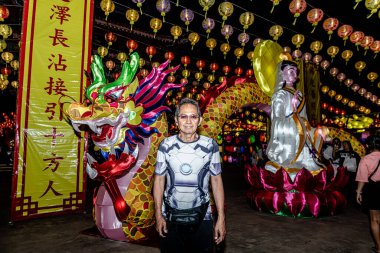 Bangpu 'daki Ruam Katanyu Vakfı' nda fener festivali. Namaza gelen ve etkinliklere katılan bir sürü yerli ve ziyaretçi var. Samutprakarn, Tayland. - 12 Şubat 2026.