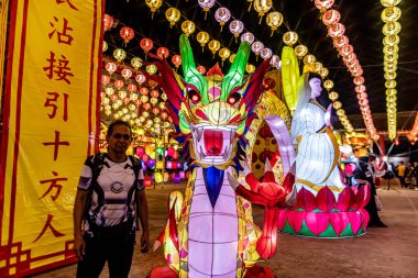 Bangpu 'daki Ruam Katanyu Vakfı' nda fener festivali. Namaza gelen ve etkinliklere katılan bir sürü yerli ve ziyaretçi var. Samutprakarn, Tayland. - 12 Şubat 2026.