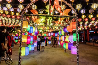 Bangpu 'daki Ruam Katanyu Vakfı' nda fener festivali. Namaza gelen ve etkinliklere katılan bir sürü yerli ve ziyaretçi var. Samutprakarn, Tayland. - 12 Şubat 2026.