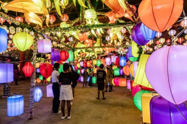 Bangpu 'daki Ruam Katanyu Vakfı' nda fener festivali. Namaza gelen ve etkinliklere katılan bir sürü yerli ve ziyaretçi var. Samutprakarn, Tayland. - 12 Şubat 2026.