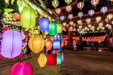 Bangpu 'daki Ruam Katanyu Vakfı' nda fener festivali. Namaza gelen ve etkinliklere katılan bir sürü yerli ve ziyaretçi var. Samutprakarn, Tayland. - 12 Şubat 2026.