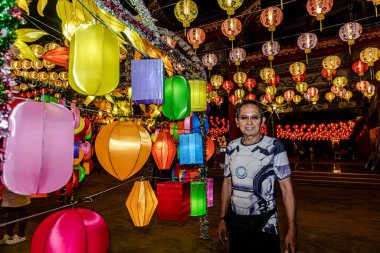 Bangpu 'daki Ruam Katanyu Vakfı' nda fener festivali. Namaza gelen ve etkinliklere katılan bir sürü yerli ve ziyaretçi var. Samutprakarn, Tayland. - 12 Şubat 2026.