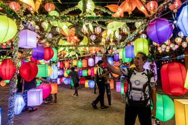 Bangpu 'daki Ruam Katanyu Vakfı' nda fener festivali. Namaza gelen ve etkinliklere katılan bir sürü yerli ve ziyaretçi var. Samutprakarn, Tayland. - 12 Şubat 2026.