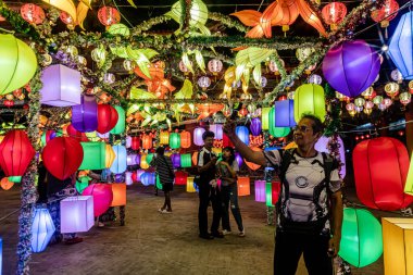 Bangpu 'daki Ruam Katanyu Vakfı' nda fener festivali. Namaza gelen ve etkinliklere katılan bir sürü yerli ve ziyaretçi var. Samutprakarn, Tayland. - 12 Şubat 2026.