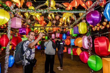 Bangpu 'daki Ruam Katanyu Vakfı' nda fener festivali. Namaza gelen ve etkinliklere katılan bir sürü yerli ve ziyaretçi var. Samutprakarn, Tayland. - 12 Şubat 2026.