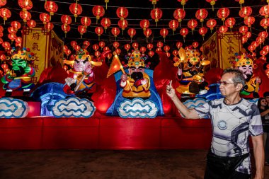 Bangpu 'daki Ruam Katanyu Vakfı' nda fener festivali. Namaza gelen ve etkinliklere katılan bir sürü yerli ve ziyaretçi var. Samutprakarn, Tayland. - 12 Şubat 2026.