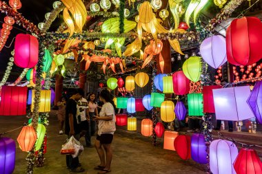 Bangpu 'daki Ruam Katanyu Vakfı' nda fener festivali. Namaza gelen ve etkinliklere katılan bir sürü yerli ve ziyaretçi var. Samutprakarn, Tayland. - 12 Şubat 2026.