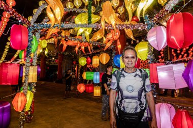 Bangpu 'daki Ruam Katanyu Vakfı' nda fener festivali. Namaza gelen ve etkinliklere katılan bir sürü yerli ve ziyaretçi var. Samutprakarn, Tayland. - 12 Şubat 2026.