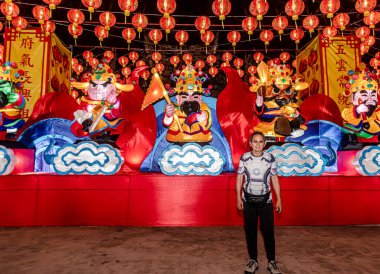 Bangpu 'daki Ruam Katanyu Vakfı' nda fener festivali. Namaza gelen ve etkinliklere katılan bir sürü yerli ve ziyaretçi var. Samutprakarn, Tayland. - 12 Şubat 2026.