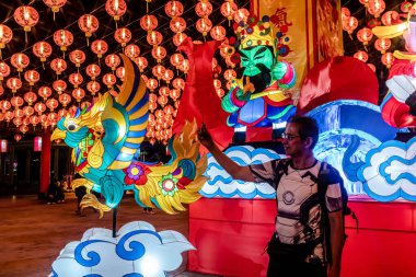 Bangpu 'daki Ruam Katanyu Vakfı' nda fener festivali. Namaza gelen ve etkinliklere katılan bir sürü yerli ve ziyaretçi var. Samutprakarn, Tayland. - 12 Şubat 2026.