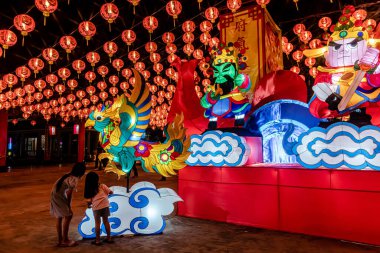 Bangpu 'daki Ruam Katanyu Vakfı' nda fener festivali. Namaza gelen ve etkinliklere katılan bir sürü yerli ve ziyaretçi var. Samutprakarn, Tayland. - 12 Şubat 2026.