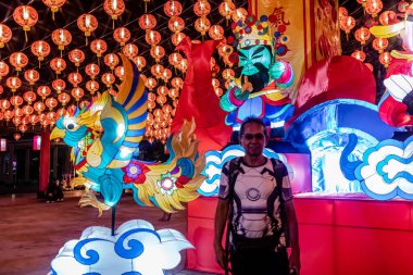 Bangpu 'daki Ruam Katanyu Vakfı' nda fener festivali. Namaza gelen ve etkinliklere katılan bir sürü yerli ve ziyaretçi var. Samutprakarn, Tayland. - 12 Şubat 2026.