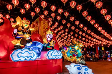 Bangpu 'daki Ruam Katanyu Vakfı' nda fener festivali. Namaza gelen ve etkinliklere katılan bir sürü yerli ve ziyaretçi var. Samutprakarn, Tayland. - 12 Şubat 2026.