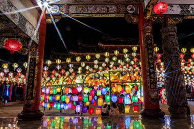 Bangpu 'daki Ruam Katanyu Vakfı' nda fener festivali. Namaza gelen ve etkinliklere katılan bir sürü yerli ve ziyaretçi var. Samutprakarn, Tayland. - 12 Şubat 2026.