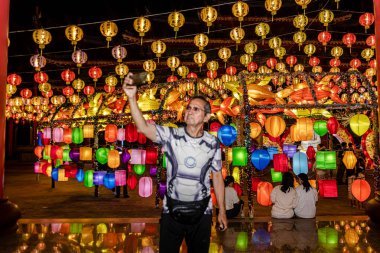 Bangpu 'daki Ruam Katanyu Vakfı' nda fener festivali. Namaza gelen ve etkinliklere katılan bir sürü yerli ve ziyaretçi var. Samutprakarn, Tayland. - 12 Şubat 2026.