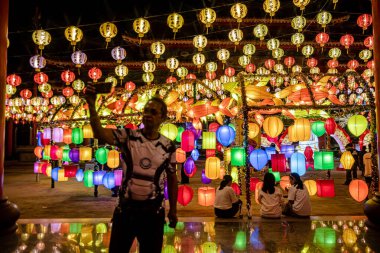 Bangpu 'daki Ruam Katanyu Vakfı' nda fener festivali. Namaza gelen ve etkinliklere katılan bir sürü yerli ve ziyaretçi var. Samutprakarn, Tayland. - 12 Şubat 2026.