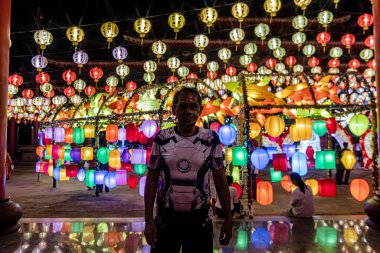 Bangpu 'daki Ruam Katanyu Vakfı' nda fener festivali. Namaza gelen ve etkinliklere katılan bir sürü yerli ve ziyaretçi var. Samutprakarn, Tayland. - 12 Şubat 2026.