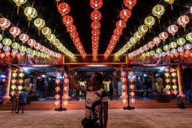 Bangpu 'daki Ruam Katanyu Vakfı' nda fener festivali. Namaza gelen ve etkinliklere katılan bir sürü yerli ve ziyaretçi var. Samutprakarn, Tayland. - 12 Şubat 2026.