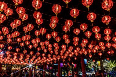 Bangpu 'daki Ruam Katanyu Vakfı' nda fener festivali. Namaza gelen ve etkinliklere katılan bir sürü yerli ve ziyaretçi var. Samutprakarn, Tayland. - 12 Şubat 2026.