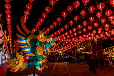 Bangpu 'daki Ruam Katanyu Vakfı' nda fener festivali. Namaza gelen ve etkinliklere katılan bir sürü yerli ve ziyaretçi var. Samutprakarn, Tayland. - 12 Şubat 2026.