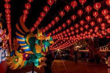 Bangpu 'daki Ruam Katanyu Vakfı' nda fener festivali. Namaza gelen ve etkinliklere katılan bir sürü yerli ve ziyaretçi var. Samutprakarn, Tayland. - 12 Şubat 2026.