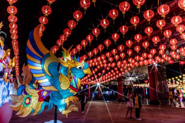 Bangpu 'daki Ruam Katanyu Vakfı' nda fener festivali. Namaza gelen ve etkinliklere katılan bir sürü yerli ve ziyaretçi var. Samutprakarn, Tayland. - 12 Şubat 2026.