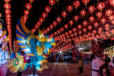 Bangpu 'daki Ruam Katanyu Vakfı' nda fener festivali. Namaza gelen ve etkinliklere katılan bir sürü yerli ve ziyaretçi var. Samutprakarn, Tayland. - 12 Şubat 2026.