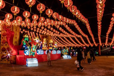 Bangpu 'daki Ruam Katanyu Vakfı' nda fener festivali. Namaza gelen ve etkinliklere katılan bir sürü yerli ve ziyaretçi var. Samutprakarn, Tayland. - 12 Şubat 2026.